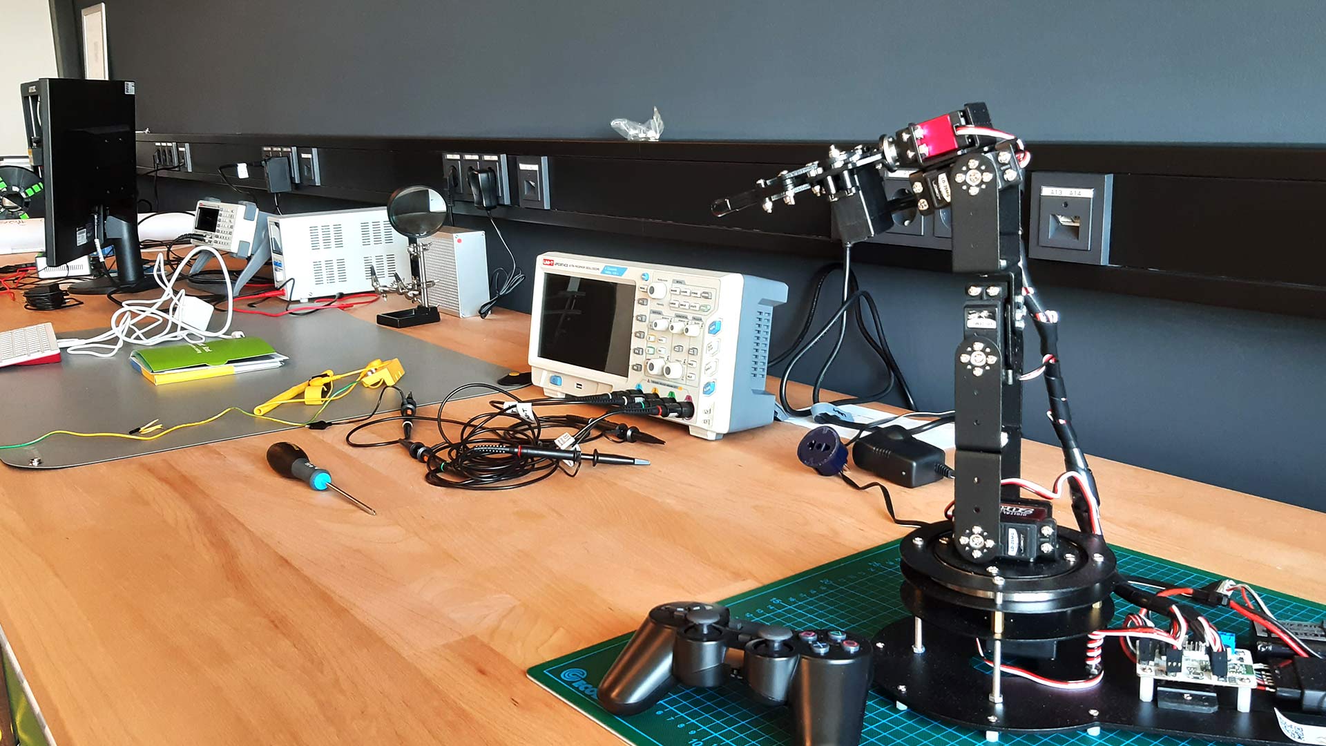 Die werkbank mit 3d Druck, Robotik und Sensorik im makeIT - Der Makerspace für Zukunftstechnologie